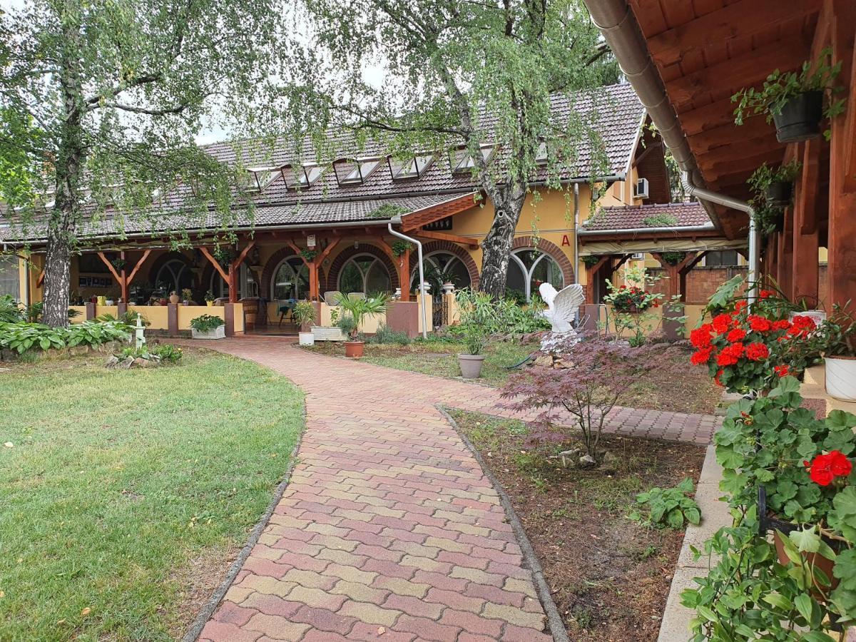 Отель Platan Szallashely Sandorfalva Экстерьер фото